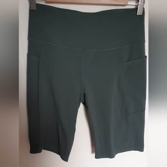 Uniqlo gym shorts, size M - Picture 1 of 5